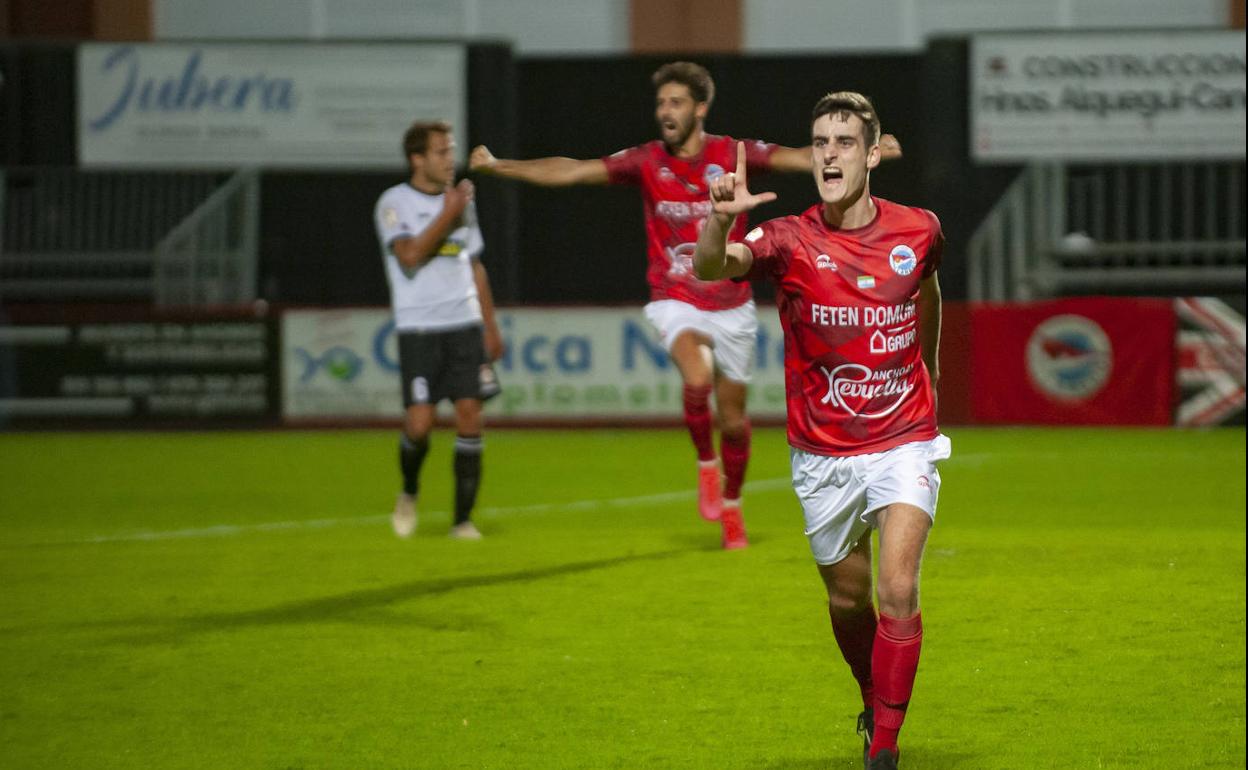 Álvaro celebra su gol ante el Real Unión e Iván Argos, en segundo plano, también festeja el tanto de su compañero.