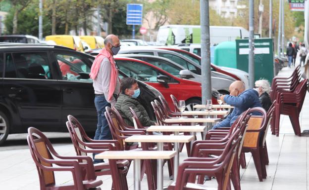 A pesar del buen tiempo, las terrazas no se llenaron en Laredo,