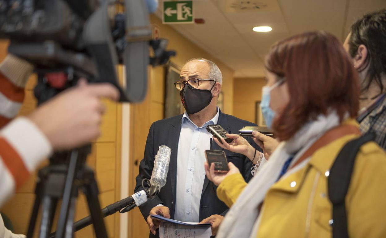 Miguel Rodríguez, en imagen de archivo, atendiendo a la prensa.