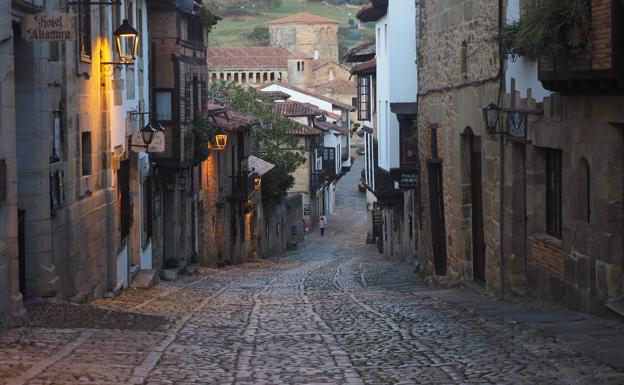 Calles vacías y negocios cerrados en Santillana del Mar.