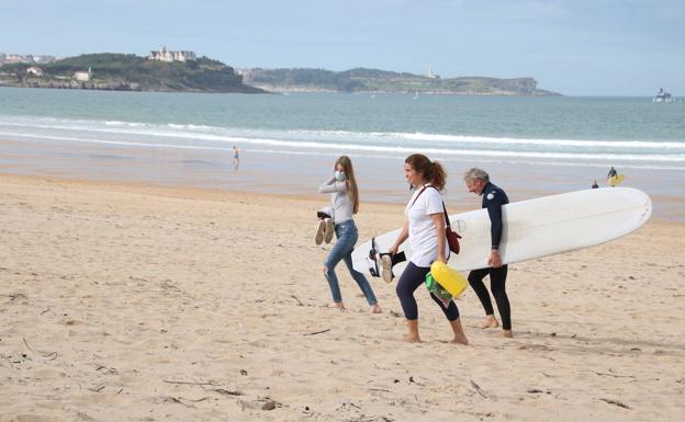 Sólo los surfistas locales acudieron a la playa de Somo en un día inmejorable