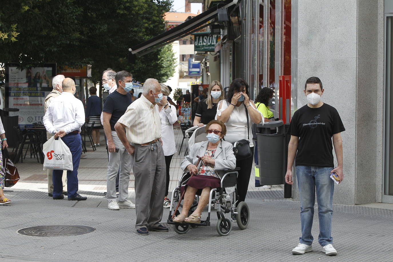 Imagen de archivo de gente en Torrelavega.