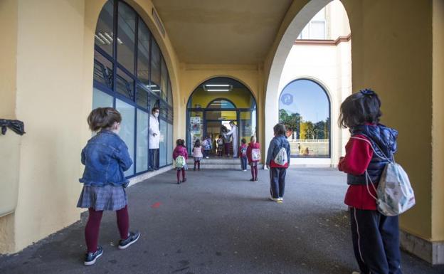 Cantabria vuelve a las aulas con normalidad después de una semana de confusión 