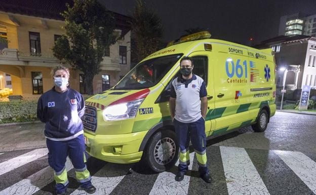 Laura Zaballos y Abel Jiménez, técnicos de emergencias sanitarias.