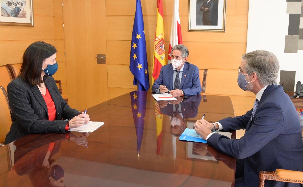 Gema Igual, Miguel Ángel Revilla y César Díaz, durante la reunión de este lunes en la sede del Gobierno de Cantabria.