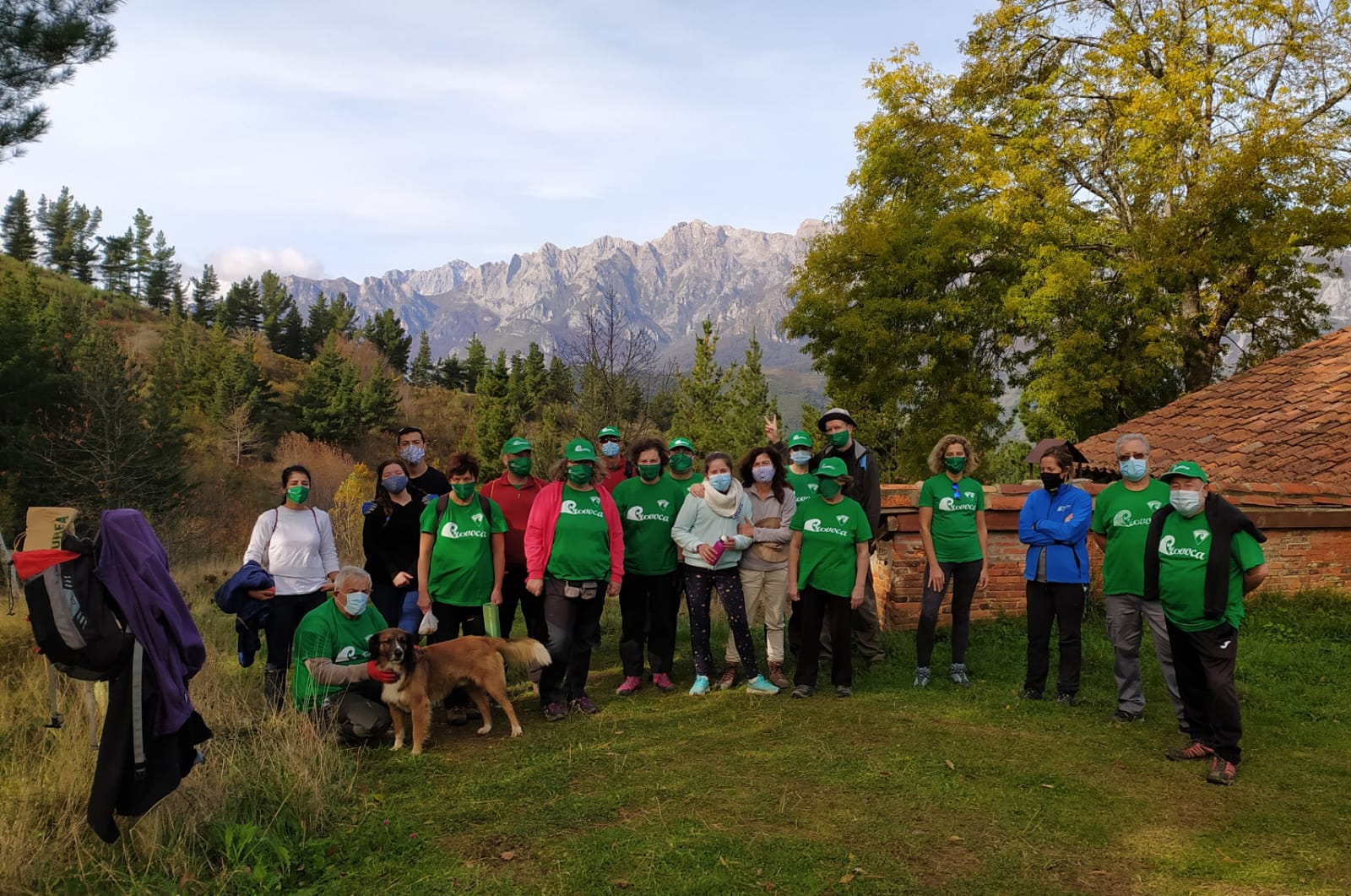 Durante una nueva jornada de voluntariado ambiental se plantaron 60 nuevos pies de distintos tamaños entre alcornocales, manzanos y perales silvestres. La actividad se enmarca dentro del programa 'Provoca' en el municipio de Cillorigo de Liébana