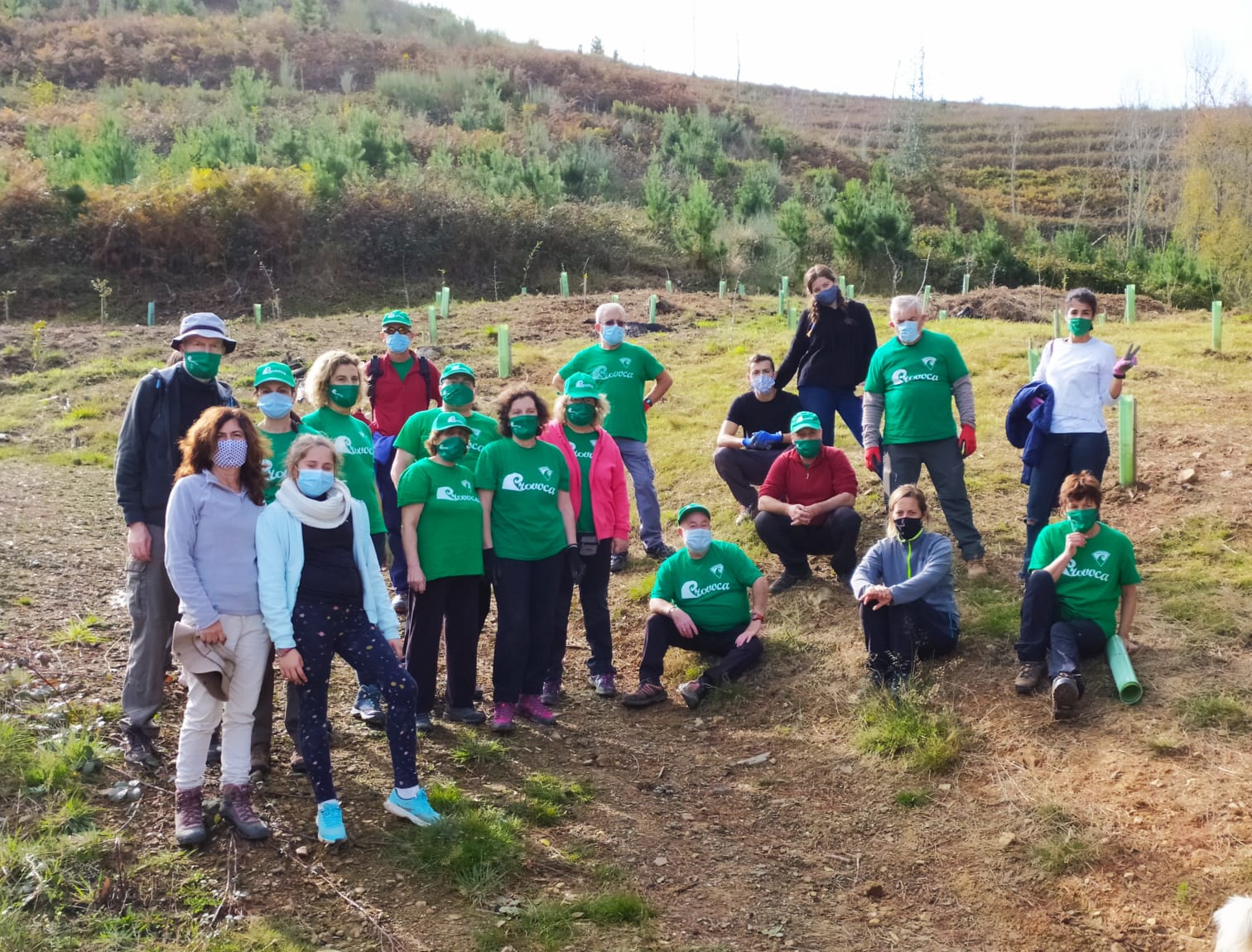 Durante una nueva jornada de voluntariado ambiental se plantaron 60 nuevos pies de distintos tamaños entre alcornocales, manzanos y perales silvestres. La actividad se enmarca dentro del programa 'Provoca' en el municipio de Cillorigo de Liébana