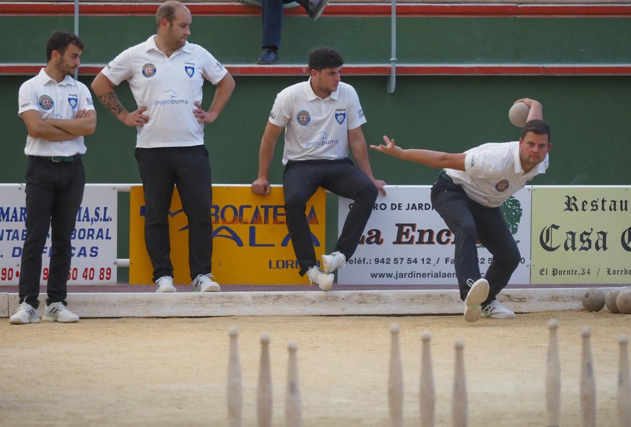 David Cecín birla para Ribamontán durante un partido de esta temporada. sane