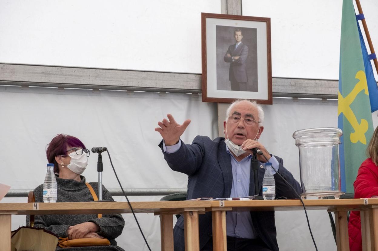 La alcaldesa de Guriezo, María Rivero, junto a Adolfo Izaguirre, durante el Pleno en el que se aprobó la moción de censura. 