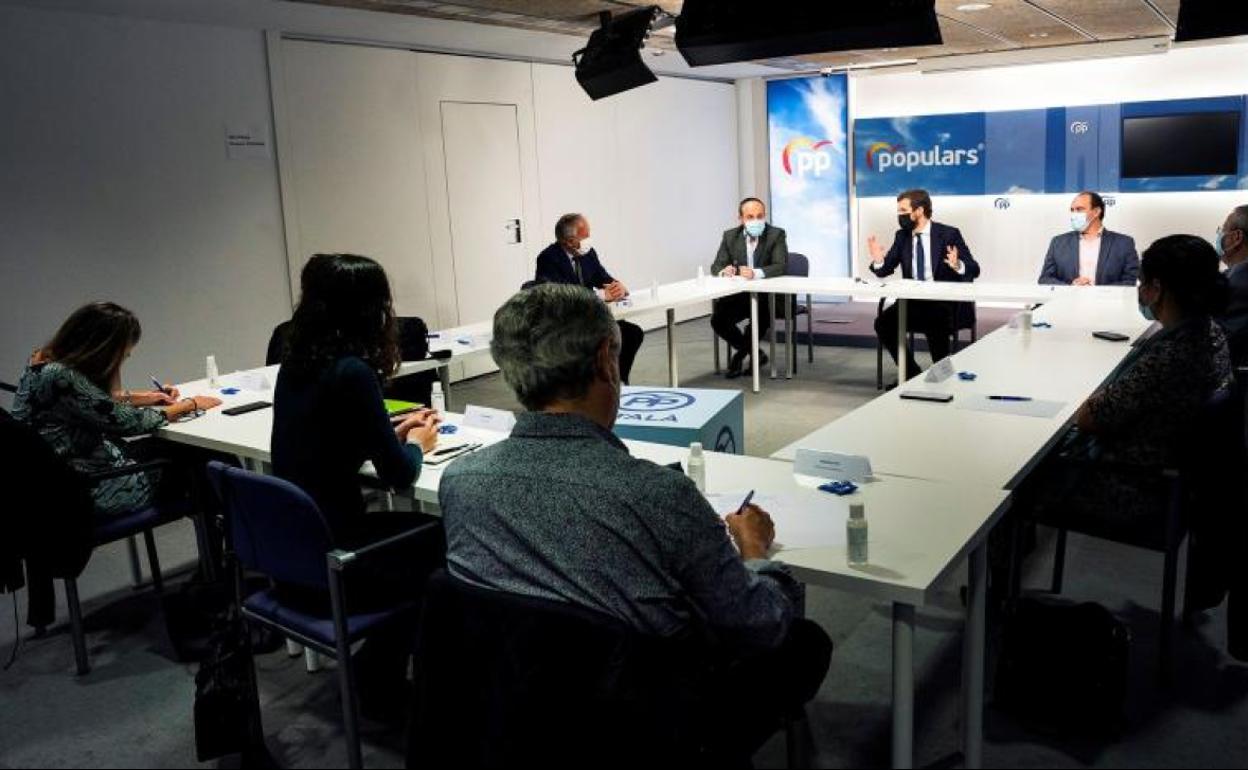 El presidente del Partido Popular, Pablo Casado (4-d), durante la reunión con representantes de entidades que defienden una enseñanza bilingüe en Cataluña, este viernes en Barcelona 