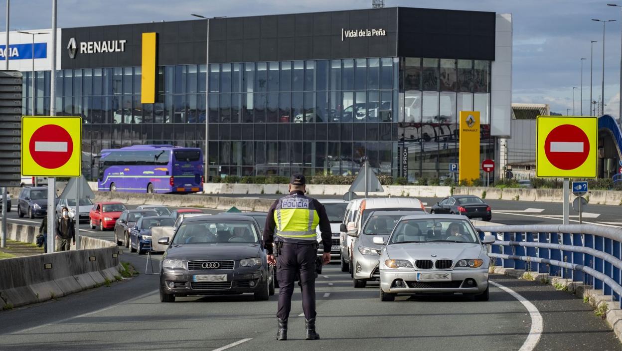 La hilera de coches, este martes, frente al control de la Policía en la S-10, a la altura de la rotonda de La Marga. 