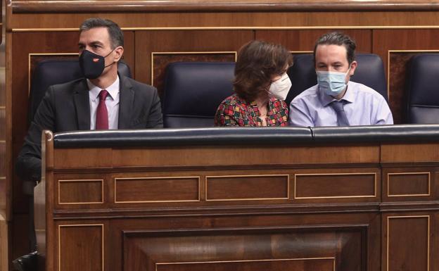 Pedro Sánchyez, Carmen Calvo y Pablo Iglesias, durante el debate de los Presupuestos en el Congreso de los Diputados.