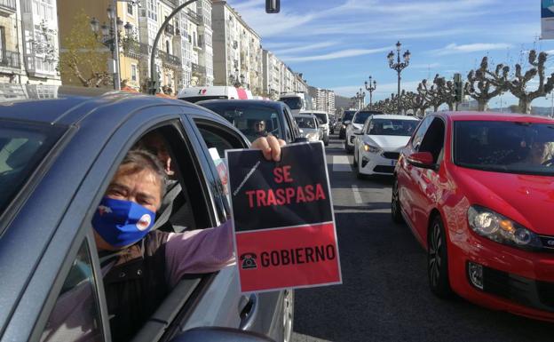 Uno de los participantes en la marcha que se está celebrando esta mañana por las calles de Santander.