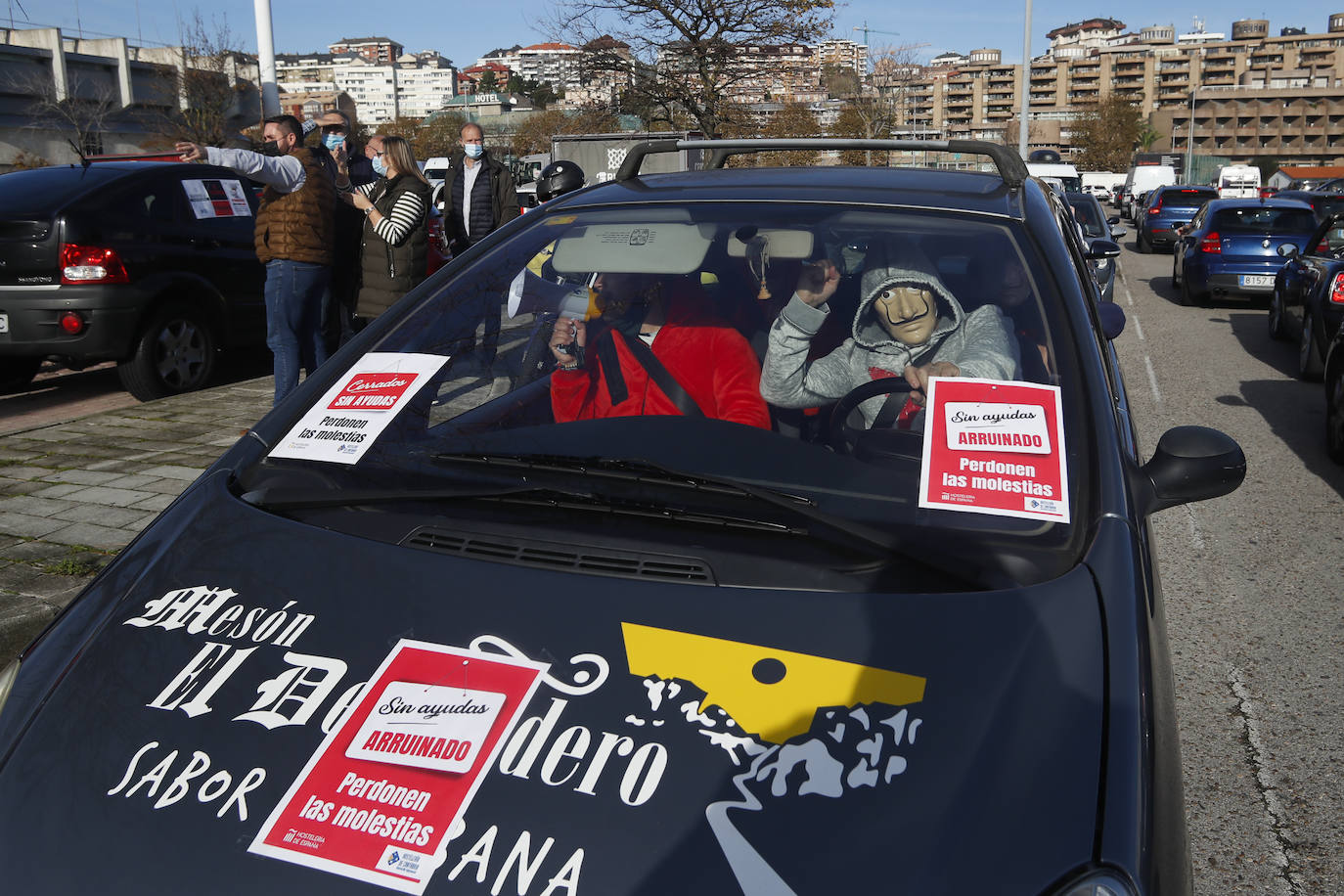 Cientos de coches de hosteleros han recorrido el centro de Santander -donde han colapsado la circulación- para hacer oír su indignación contra las últimas restricciones impuestas por el Gobierno de Cantabria