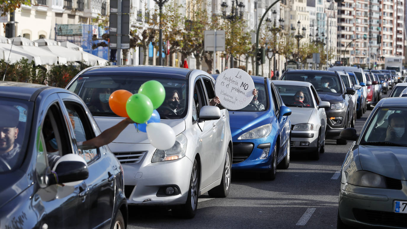 Cientos de coches de hosteleros han recorrido el centro de Santander -donde han colapsado la circulación- para hacer oír su indignación contra las últimas restricciones impuestas por el Gobierno de Cantabria