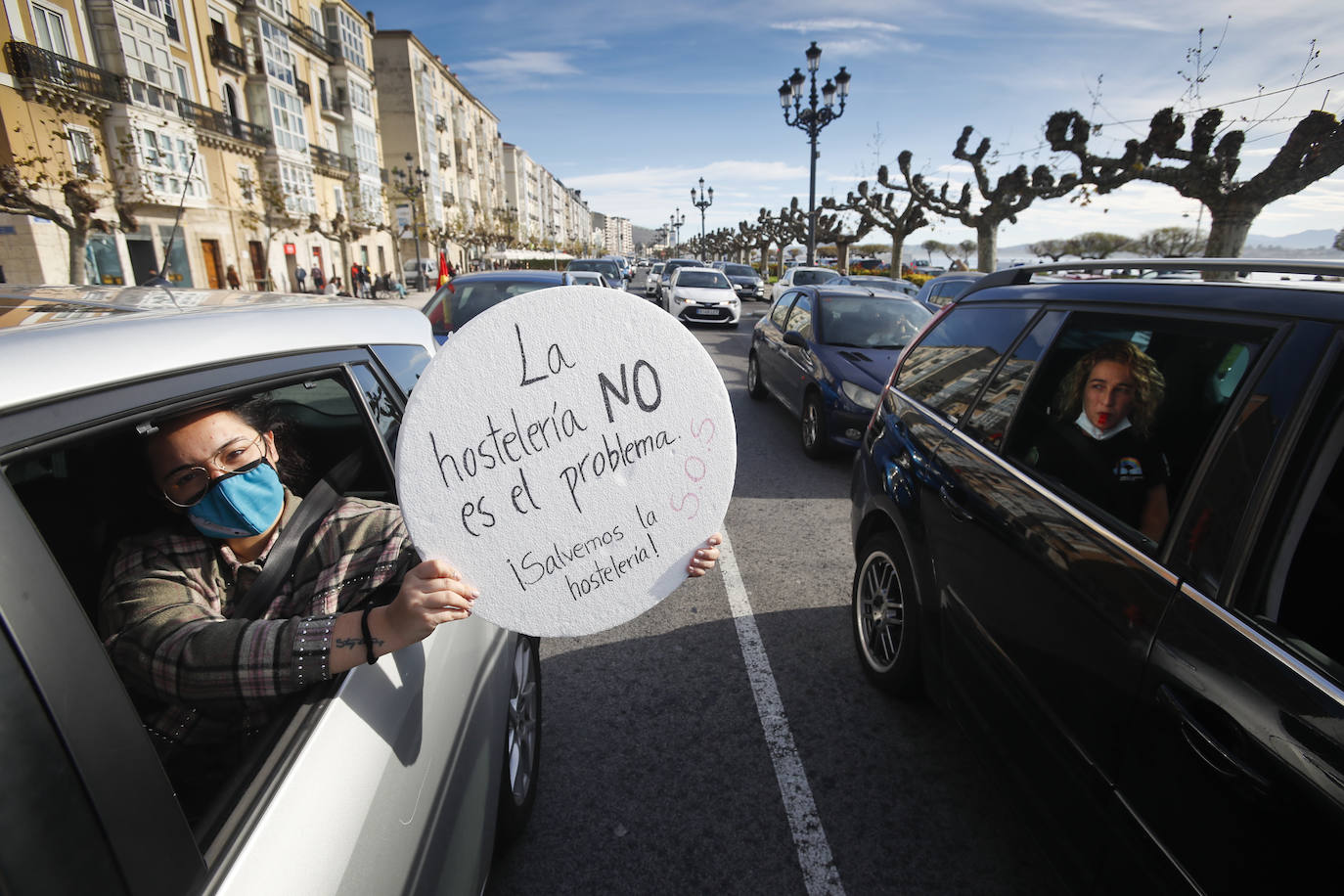 Cientos de coches de hosteleros han recorrido el centro de Santander -donde han colapsado la circulación- para hacer oír su indignación contra las últimas restricciones impuestas por el Gobierno de Cantabria