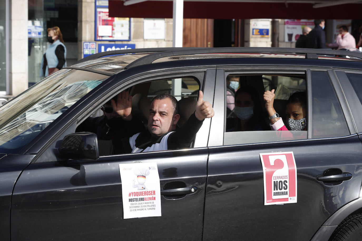 Cientos de coches de hosteleros han recorrido el centro de Santander -donde han colapsado la circulación- para hacer oír su indignación contra las últimas restricciones impuestas por el Gobierno de Cantabria