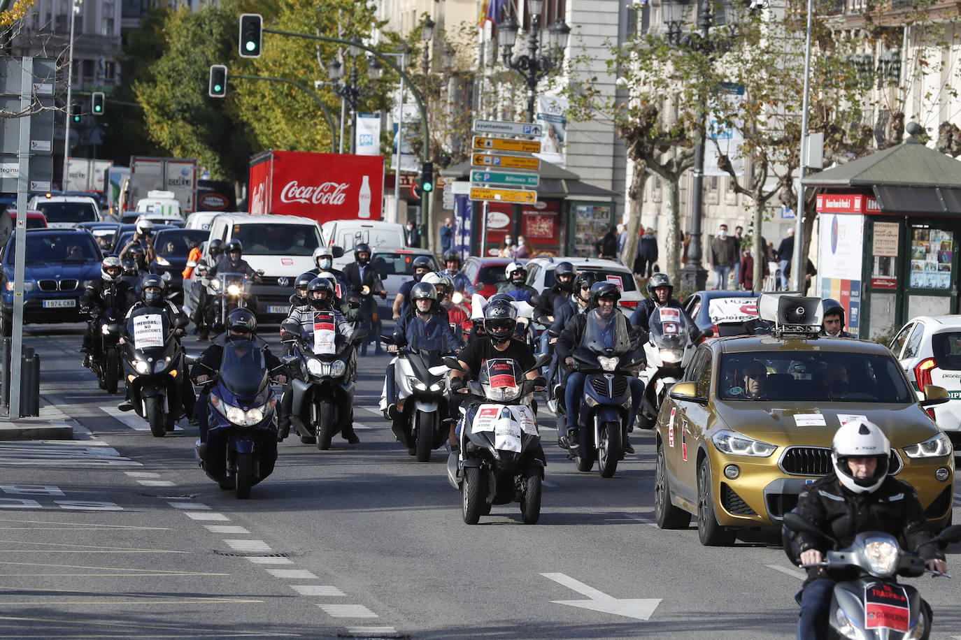 Cientos de coches de hosteleros han recorrido el centro de Santander -donde han colapsado la circulación- para hacer oír su indignación contra las últimas restricciones impuestas por el Gobierno de Cantabria