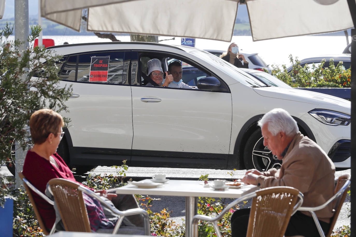 Cientos de coches de hosteleros han recorrido el centro de Santander -donde han colapsado la circulación- para hacer oír su indignación contra las últimas restricciones impuestas por el Gobierno de Cantabria