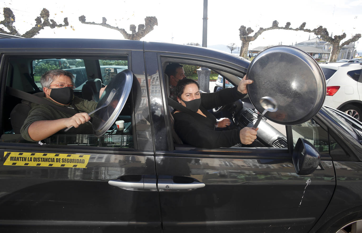 Cientos de coches de hosteleros han recorrido el centro de Santander -donde han colapsado la circulación- para hacer oír su indignación contra las últimas restricciones impuestas por el Gobierno de Cantabria