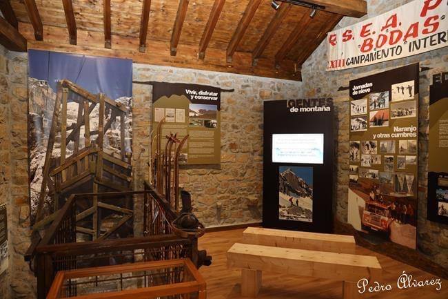 Ubicado en el edificio de la antigua Cuadra del Toro, las nuevas instalaciones ofrecen un detallado recorrido por la historia del montañismo en la comarca