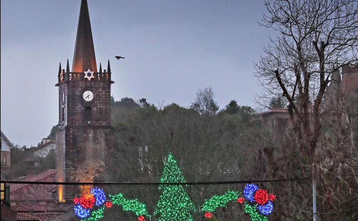 Imagen de archivo de la calle del Marqués de Comillas con las luces de Navidad. 