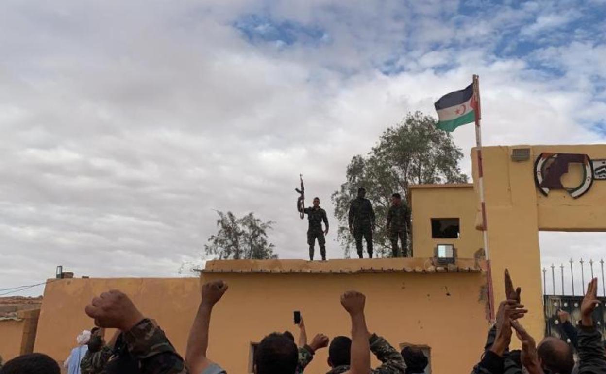 Simpatizantes del Frente Polisario responden a una arenga en uno de los campos de refugiados saharauis en Rabuni