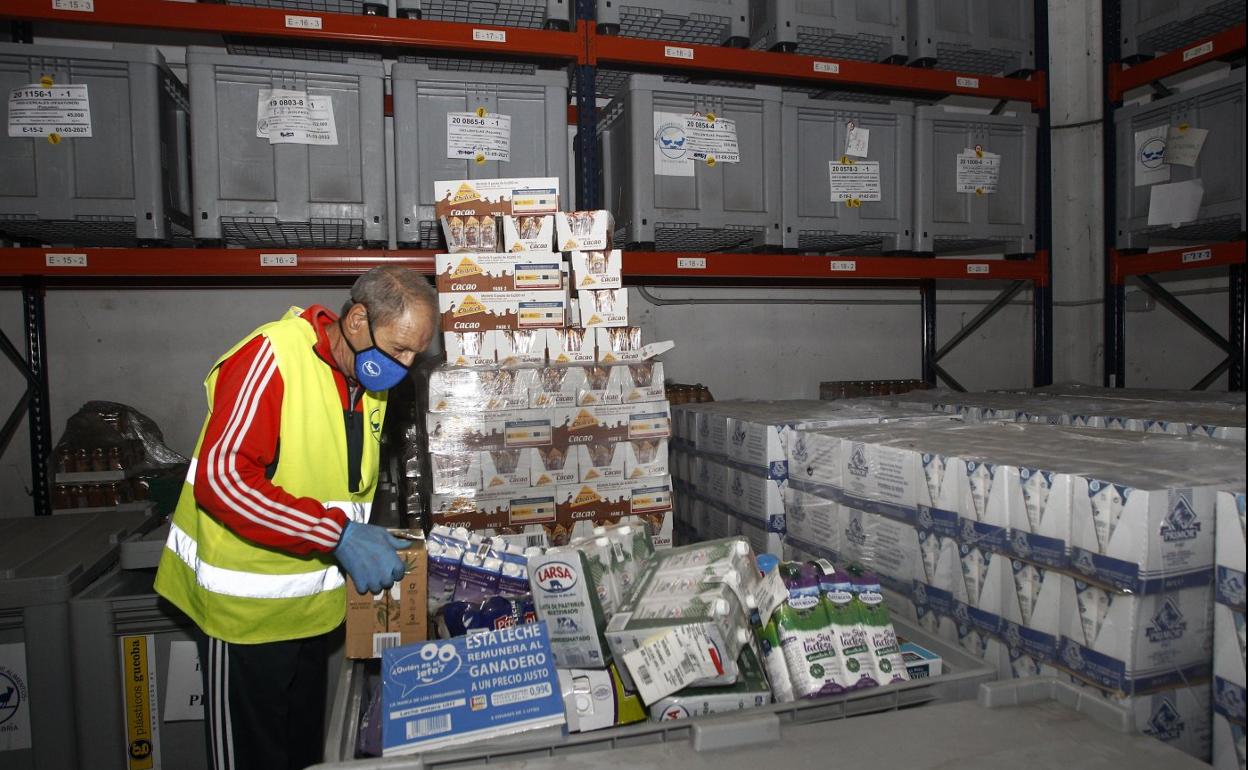 Un voluntario ordena los productos del Banco de Alimentos durante la pandemia. 