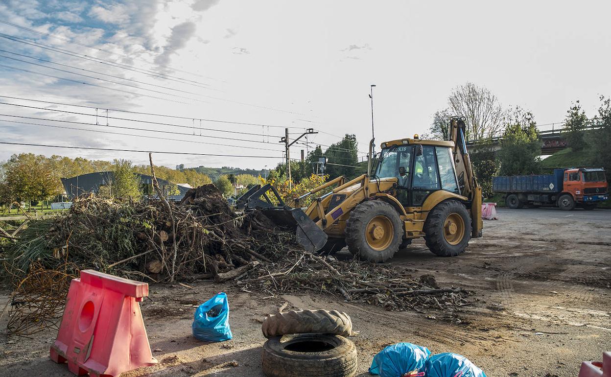 Torrelavega retira 95 toneladas de árboles arrastrados, basura y plástico del Saja-Besaya