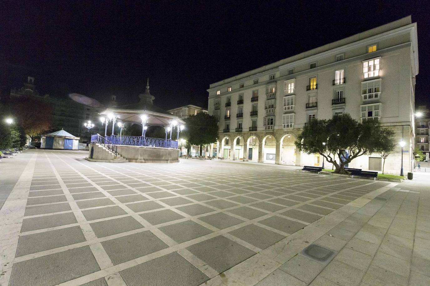 El toque de queda dejó vacias las calles de Santander