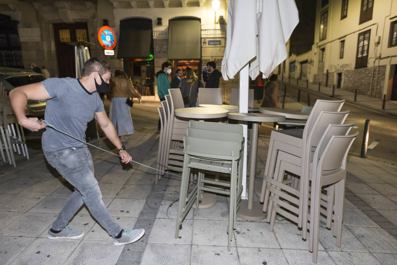 El toque de queda dejó vacias las calles de Santander