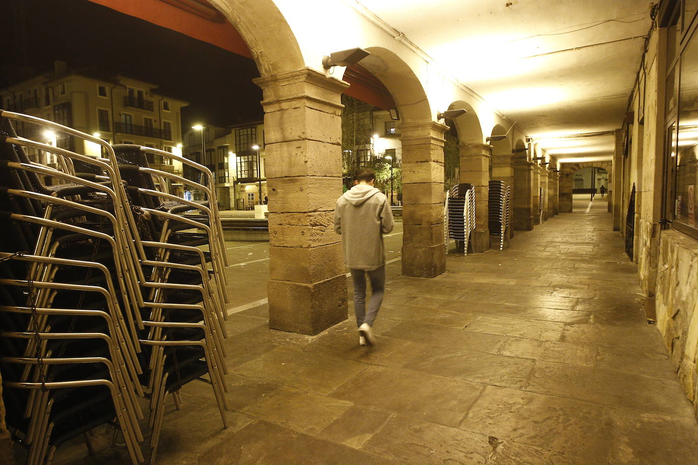 Las calles y bares de Torrelavega comenzarona vaciarse pasadas las 21.30