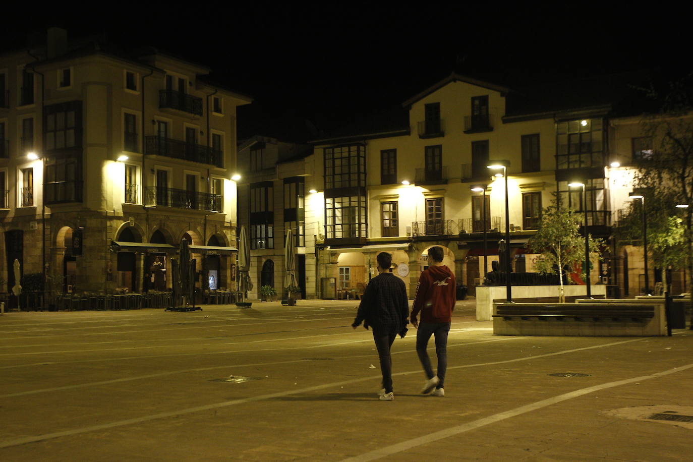 Las calles y bares de Torrelavega comenzarona vaciarse pasadas las 21.30