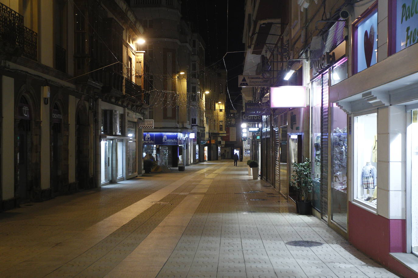 Las calles y bares de Torrelavega comenzarona vaciarse pasadas las 21.30