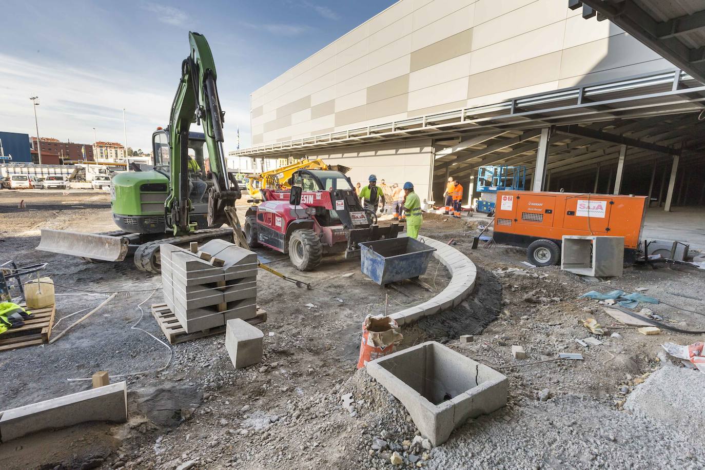 El centro comercial Bahía Real última los preparativos para abrir en tres semanas 