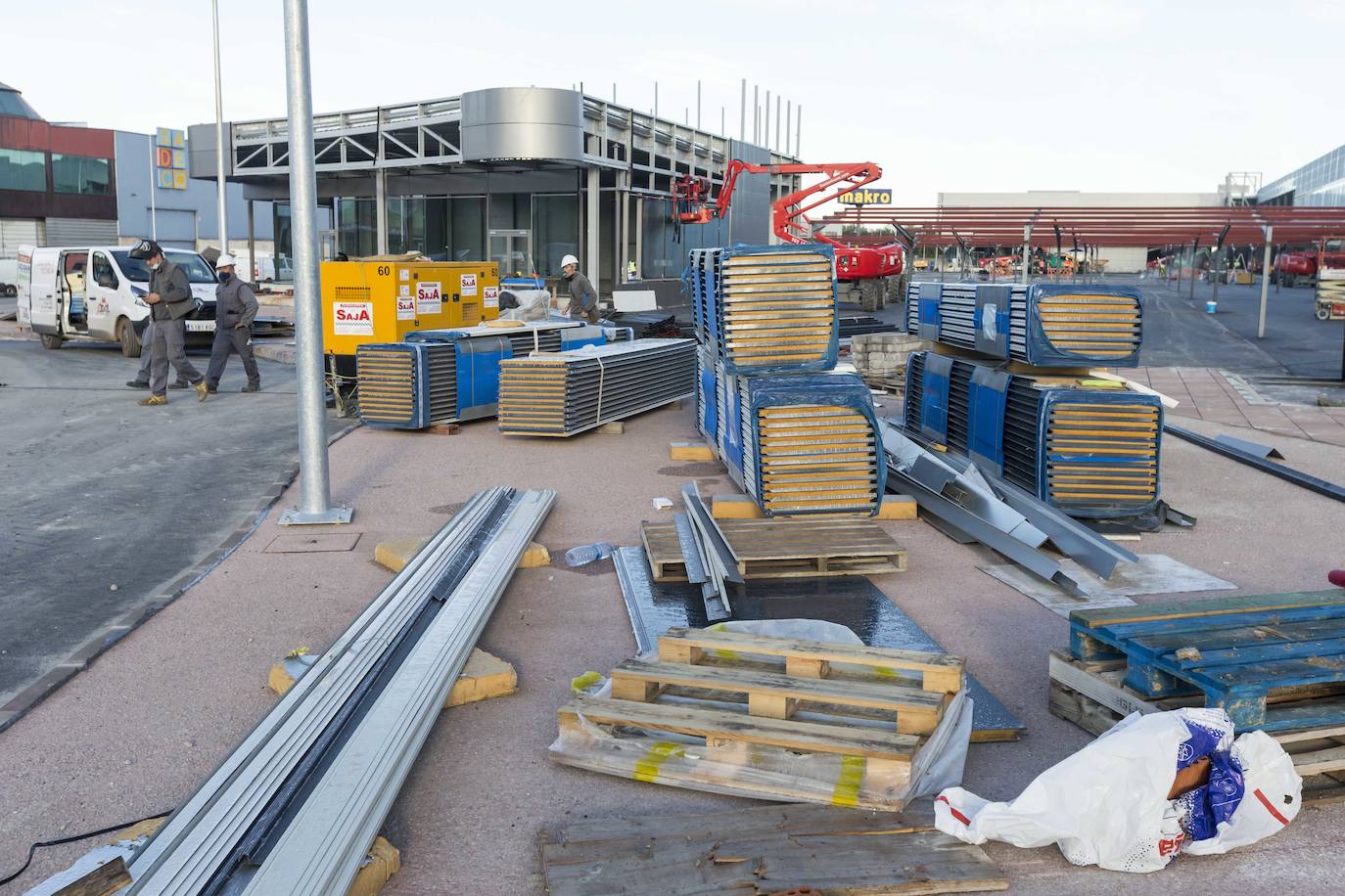 El centro comercial Bahía Real última los preparativos para abrir en tres semanas 