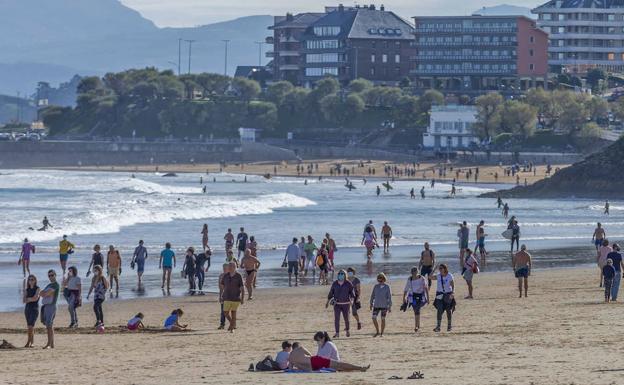 El sol y el buen tiempo contribuyeron ayer a que las playas de El Sardinero se llenaran de visitantes.