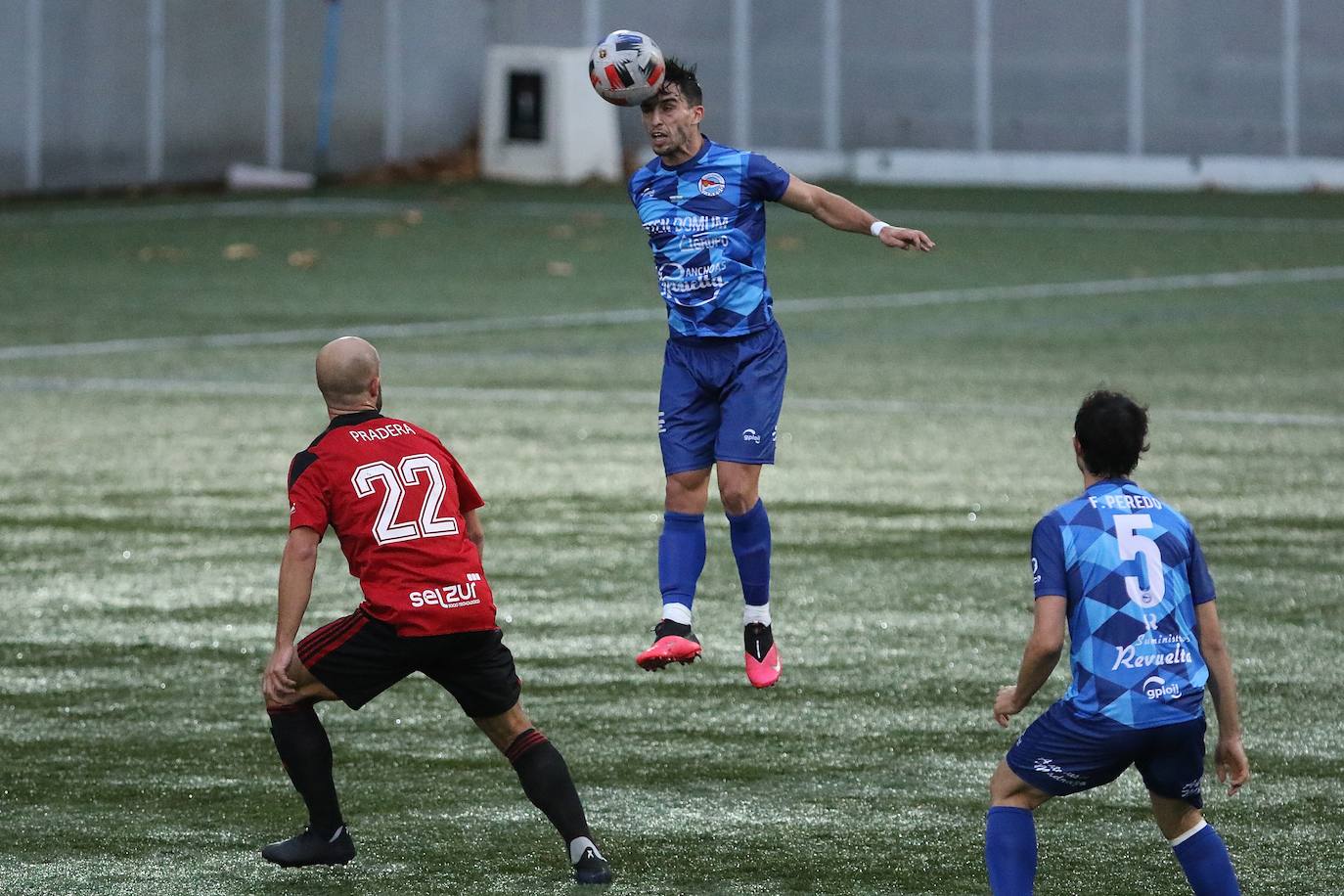 El Laredo no está teniendo una buena temporada a domicilio. Con la derrota frente al Arenas Club de este domingo (1-0), el cuadro de Manu Calleja acumula casi un mes sin conocer la victoria fuera de casa