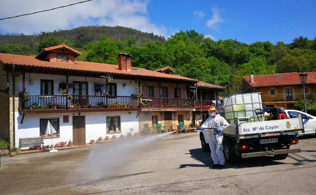 La brigada de obras del Ayuntamiento de Cayón en labores de limpieza y desinfección de los pueblos que conforman el municipio 
