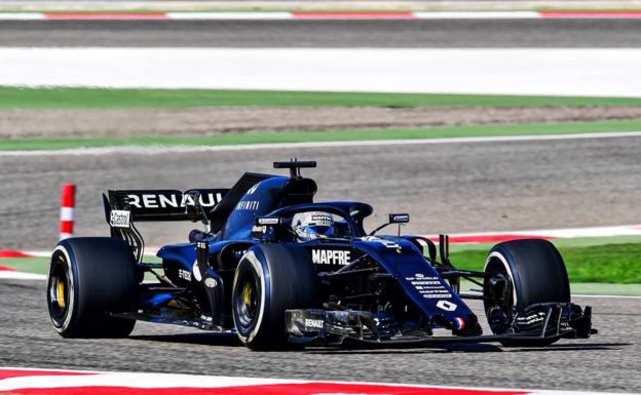 Fernando Alonso pilota con su Renault. 