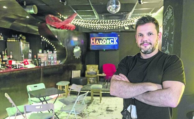 Daniel Maza, del Haddock Bar, en Santander, posa en el interior del establecimiento. 