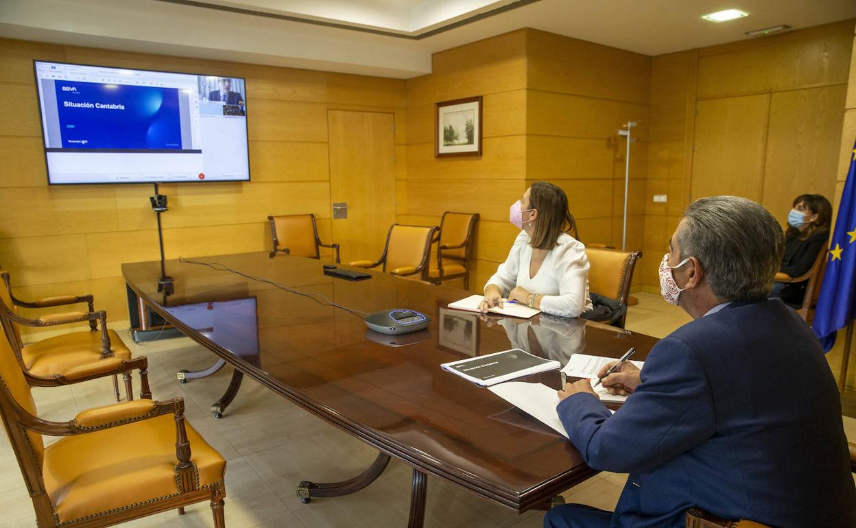 El presidente de Cantabria, Miguel Ángel Revilla, y la consejera de Economía y Hacienda, María Sánchez, reunidos por videoconferencia con representantes del BBVA con motivo de la presentación del informe Económico de la organización.