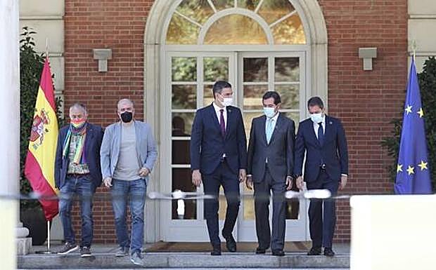 Pedro Sánchez, junto a los líderes de UGT, CC OO, CEOE y Cepyme, en una imagen de archivo.