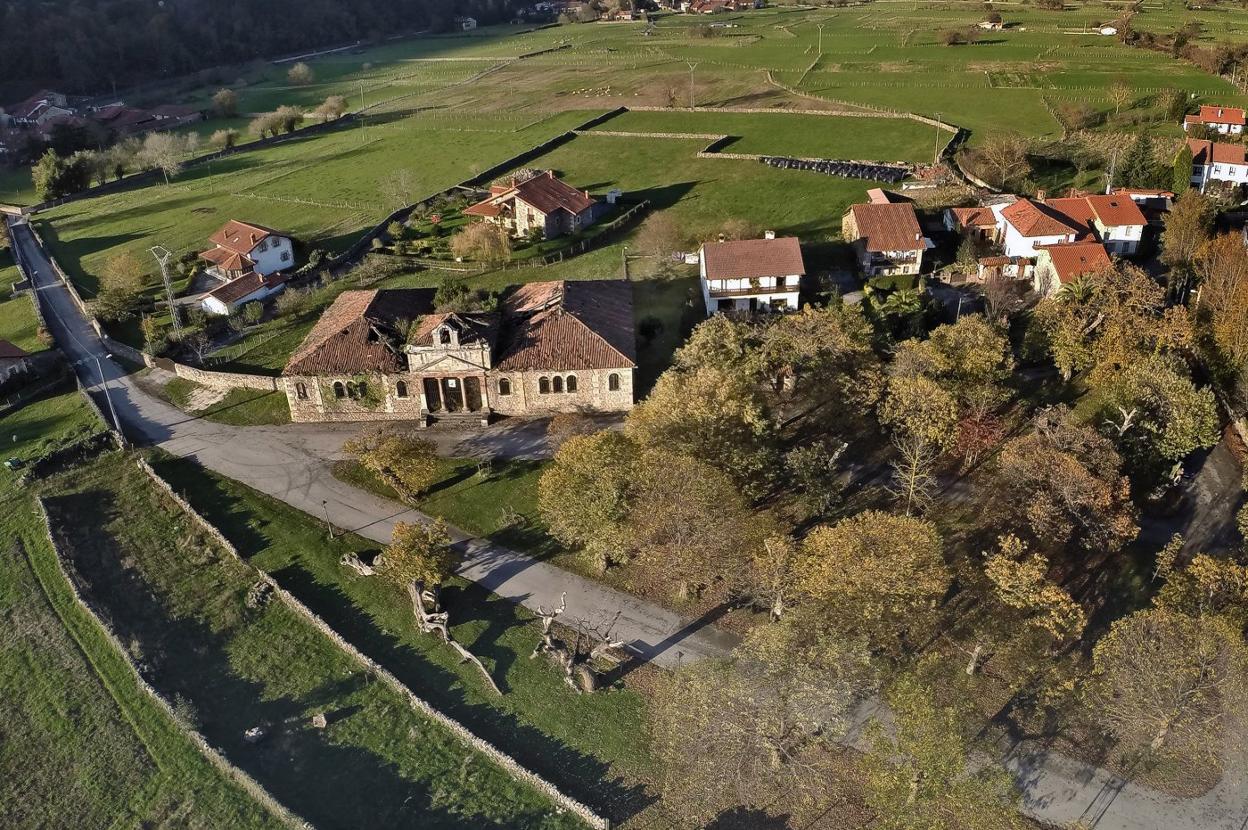 Panorámica de las antiguas escuelas de Terán, en Cabuérniga. 