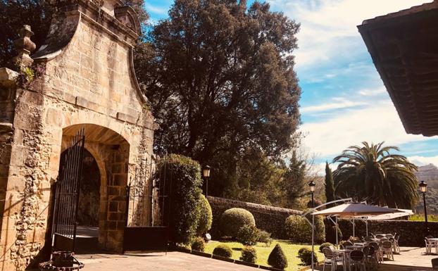 Entrada al gastrohotel Palacio de Arce.