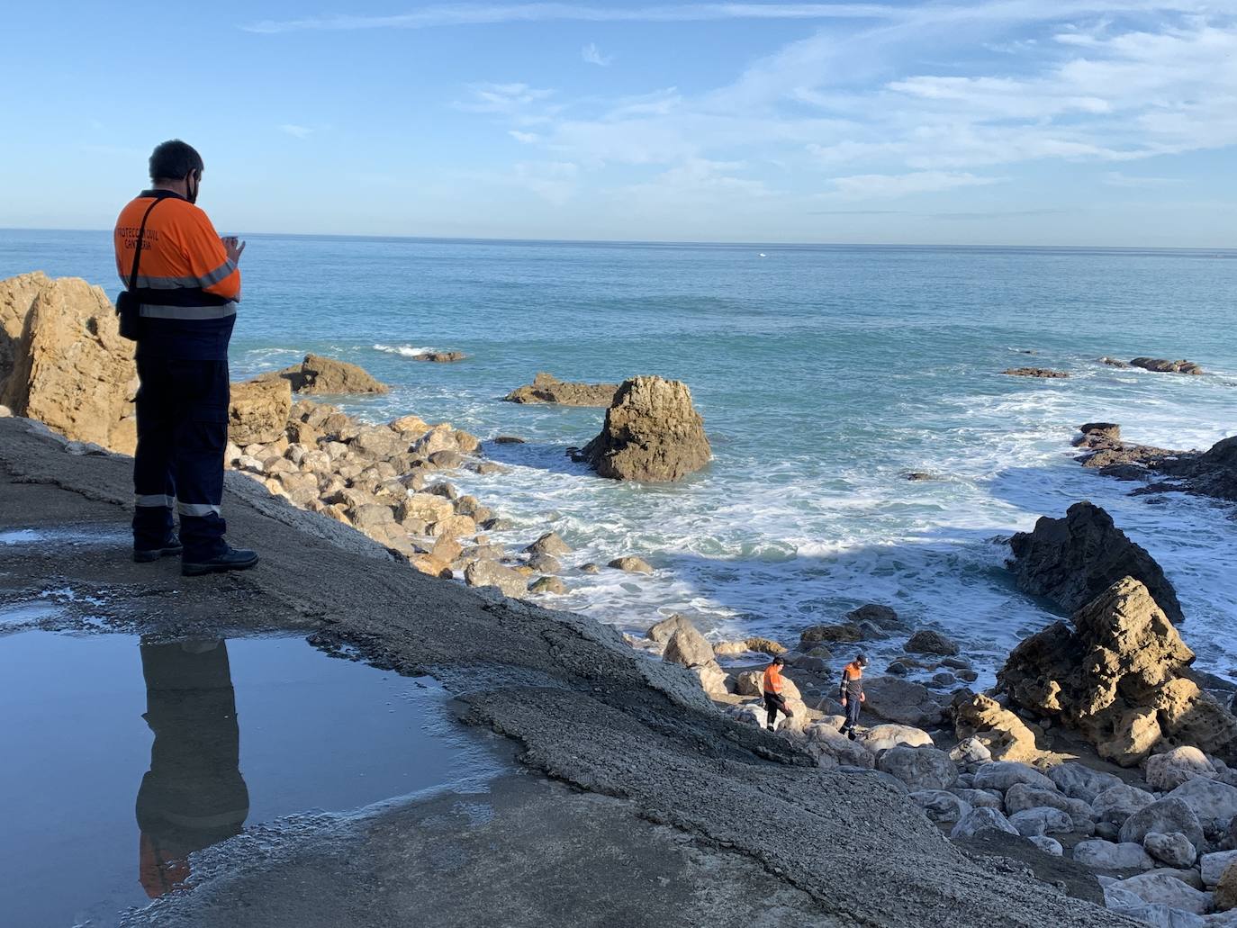 Decenas de efectivos se han sumado este miércoles a las labores de búsqueda de Raúl Tolosa, el vecino de Miengo desaparecido el lunes cuando salió a pasear con su perro por la playa de Usgo.