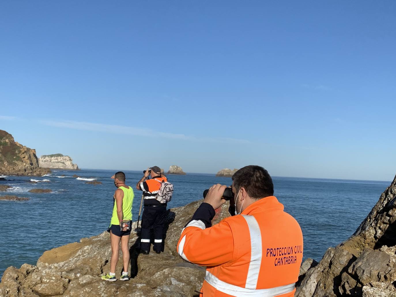 Decenas de efectivos se han sumado este miércoles a las labores de búsqueda de Raúl Tolosa, el vecino de Miengo desaparecido el lunes cuando salió a pasear con su perro por la playa de Usgo.