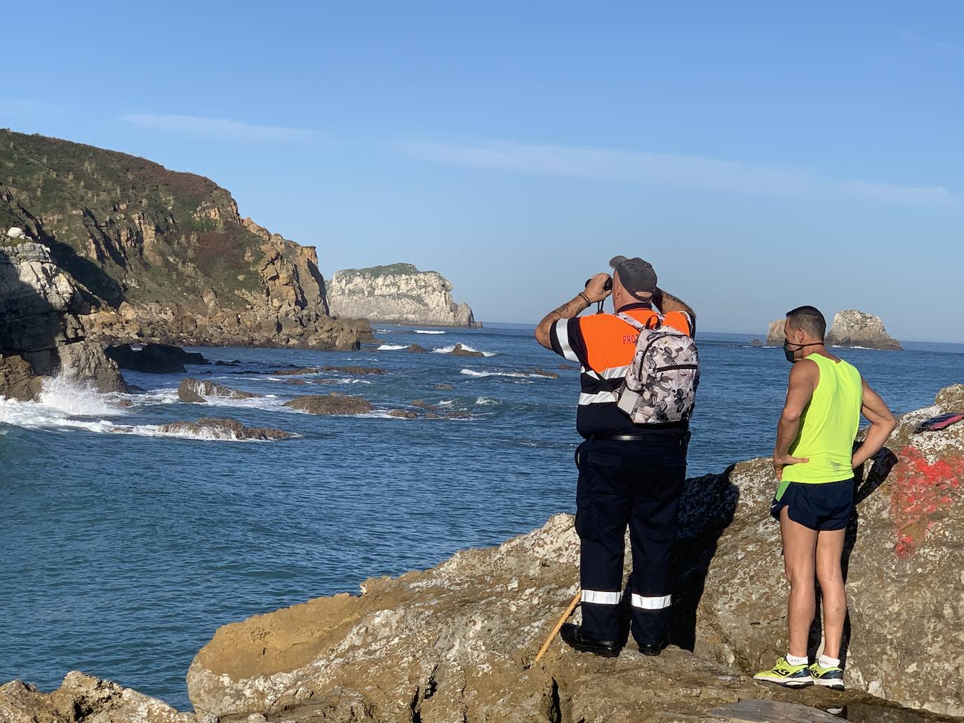 Decenas de efectivos se han sumado este miércoles a las labores de búsqueda de Raúl Tolosa, el vecino de Miengo desaparecido el lunes cuando salió a pasear con su perro por la playa de Usgo.
