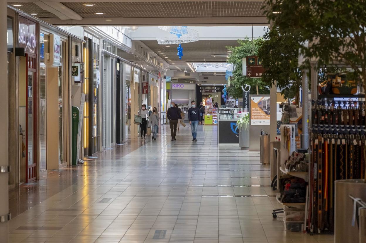 El centro comercial Valle Real de Camargo, este martes por la mañana, casi vacío, debido al confinamiento de municipios. 