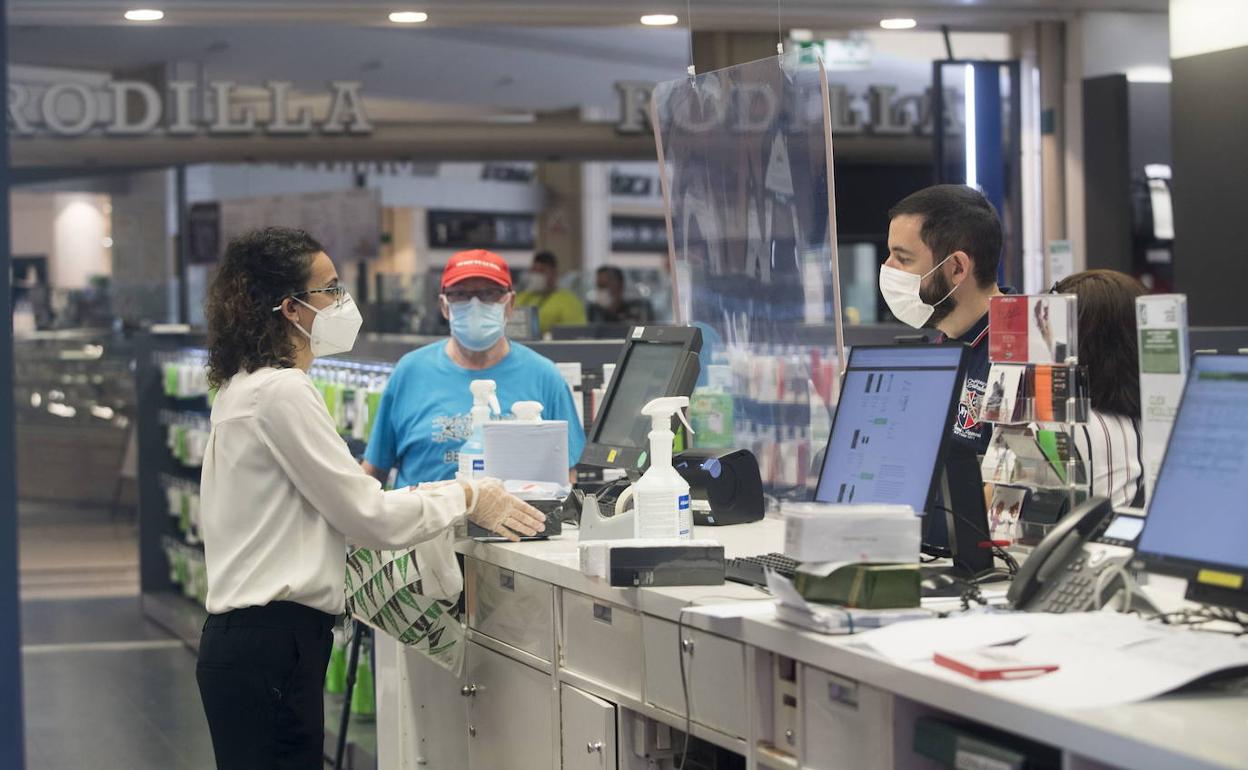 Las grandes superficies abrirán este domingo en Cantabria pese a que no ven adecuada la fecha por el confinamiento